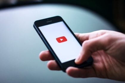 YouTube, içerik oluşturucuların şarkı söylerken seslerini ünlü müzik sanatçıları gibi değiştirmelerine olanak tanıyan bir yapay zeka aracı geliştiriyor.