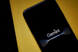 Google, yapay zekâ sohbet robotu Bard'ı "Gemini" olarak yeniden adlandırırken, yeni sürüm "Gemini Advanced" için ücretli abonelik başlattı.