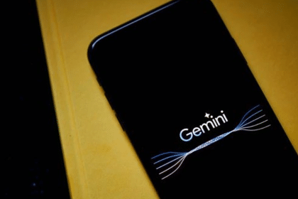 Google, yapay zekâ sohbet robotu Bard'ı "Gemini" olarak yeniden adlandırırken, yeni sürüm "Gemini Advanced" için ücretli abonelik başlattı.