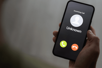ABD Federal İletişim Komisyonu'nun yayınladığı karar kapsamında yapay zekâ seslerini kullanan robotik aramaları yasaklandı.