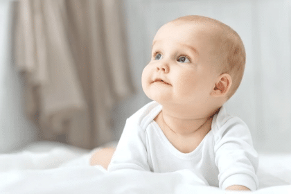 Altı aylık bir bebeğin başına yerleştirilen kamera ile yapay zekânın deneyimleri kaydedildi. İlk sözcükleri top ve sandalye oldu.