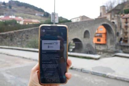 Camprodon yapay zekâlı turist rehberini piyasaya sürdü. Ziyaretçiler WhatsApp aracılığıyla soru soruyor ve bölge hakkında bilgi alabiliyor.